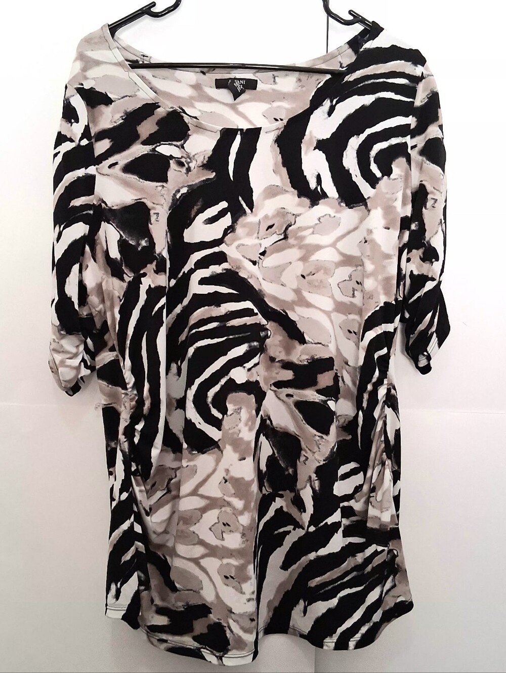 ALFANI Black and Taupe Scoop Neck Blouse Size 2X But Fit Like 1X